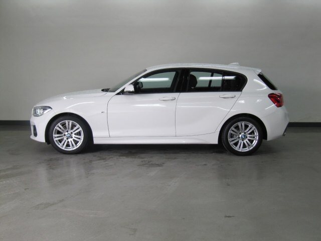 Zijaanzicht van een witte BMW 1-serie