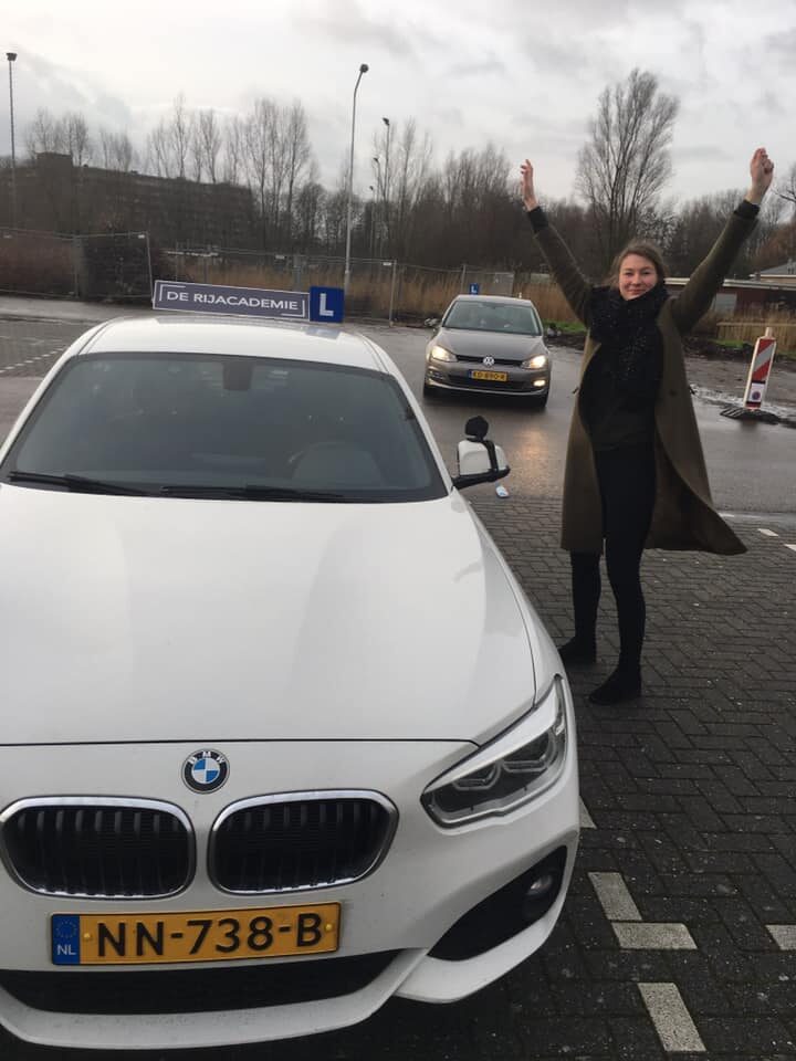 Jolita juicht bij de lesauto